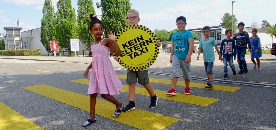 Kein Elterntaxi - Kinder auf Fussgängerstreifen